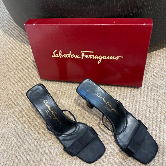 Salvatore Ferragamo Ranita Bow Sandals with elastic strap - Picture 10 of 13